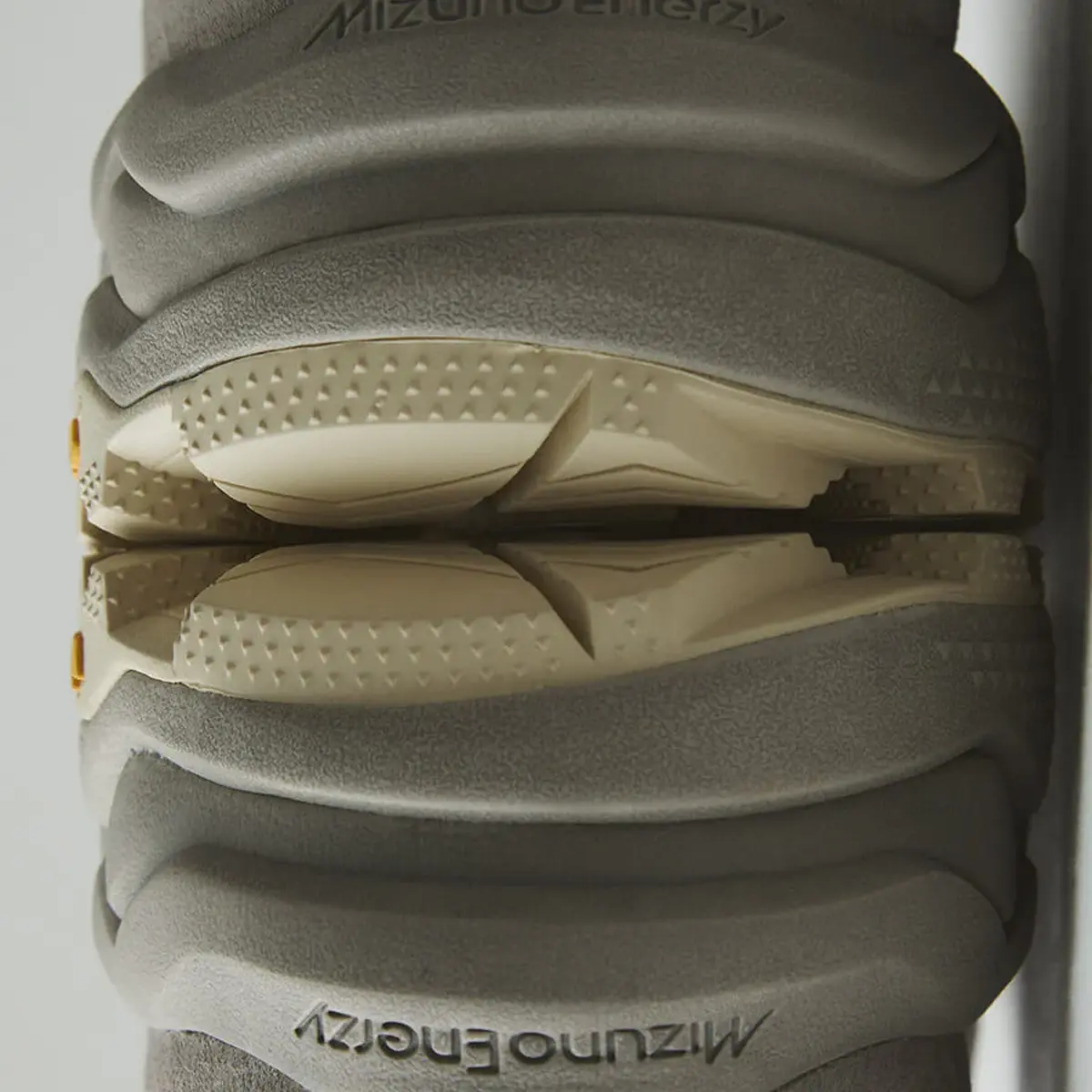 【国内4月25日発売予定】 ノンネイティブ × ミズノ ウエーブ ムジン LS ミッド ゴアテックス ヴィンテージ カーキ(D1GD2615-01)