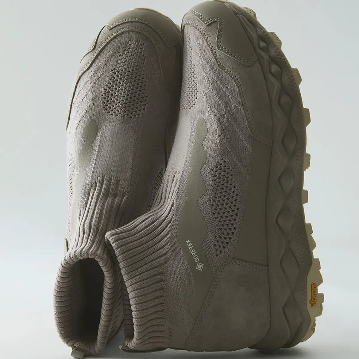 【国内4月25日発売予定】 ノンネイティブ × ミズノ ウエーブ ムジン LS ミッド ゴアテックス ヴィンテージ カーキ(D1GD2615-01)