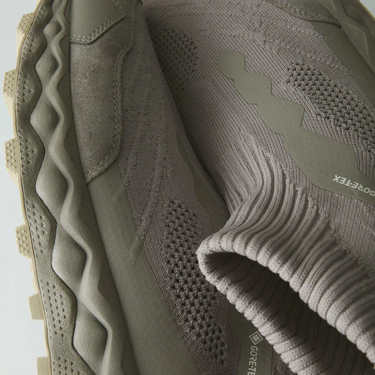 【国内4月25日発売予定】 ノンネイティブ × ミズノ ウエーブ ムジン LS ミッド ゴアテックス ヴィンテージ カーキ(D1GD2615-01)