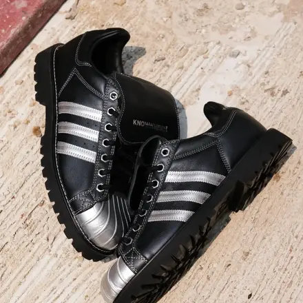 【海外4月24日発売予定】 ノーウェア スタジオ × アディダス オリジナルス スーパースター "TOUGH FEET, NO DEFEAT" ブラック/シルバー