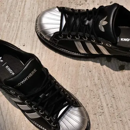 【海外4月24日発売予定】 ノーウェア スタジオ × アディダス オリジナルス スーパースター "TOUGH FEET, NO DEFEAT" ブラック/シルバー