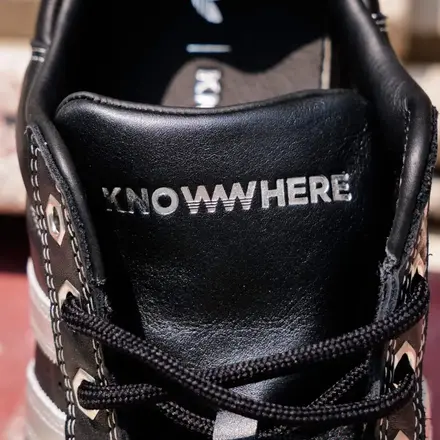 【海外4月24日発売予定】 ノーウェア スタジオ × アディダス オリジナルス スーパースター "TOUGH FEET, NO DEFEAT" ブラック/シルバー