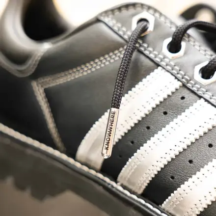 【海外4月24日発売予定】 ノーウェア スタジオ × アディダス オリジナルス スーパースター "TOUGH FEET, NO DEFEAT" ブラック/シルバー