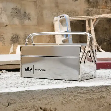 【海外4月24日発売予定】 ノーウェア スタジオ × アディダス オリジナルス スーパースター "TOUGH FEET, NO DEFEAT" ブラック/シルバー