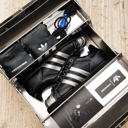 【海外4月24日発売予定】 ノーウェア スタジオ × アディダス オリジナルス スーパースター "TOUGH FEET, NO DEFEAT" ブラック/シルバー