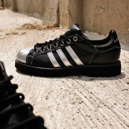 【海外4月24日発売予定】 ノーウェア スタジオ × アディダス オリジナルス スーパースター "TOUGH FEET, NO DEFEAT" ブラック/シルバー