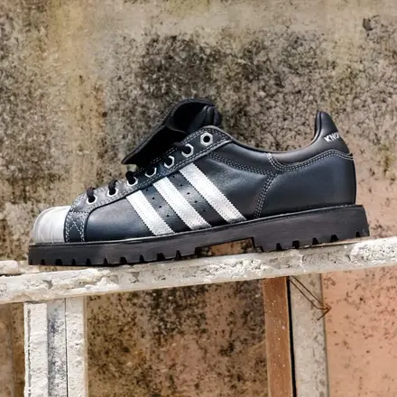 【海外4月24日発売予定】 ノーウェア スタジオ × アディダス オリジナルス スーパースター "TOUGH FEET, NO DEFEAT" ブラック/シルバー