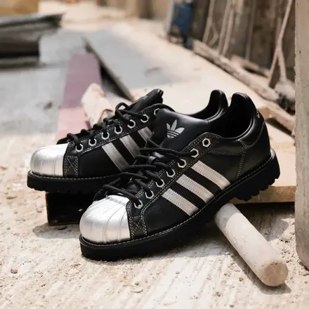  ノーウェア スタジオ × アディダス オリジナルス スーパースター "TOUGH FEET, NO DEFEAT" ブラック/シルバー