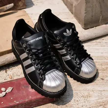 【海外4月24日発売予定】 ノーウェア スタジオ × アディダス オリジナルス スーパースター "TOUGH FEET, NO DEFEAT" ブラック/シルバー