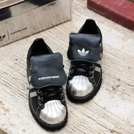 【海外4月24日発売予定】 ノーウェア スタジオ × アディダス オリジナルス スーパースター "TOUGH FEET, NO DEFEAT" ブラック/シルバー