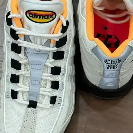  クラブ 58 × ナイキ SB エアマックス 95 "ワールド カップ" セイル/ブラック/レーザー オレンジ(IQ8395-100)