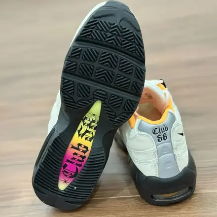 【2026年発売予定】 クラブ 58 × ナイキ SB エアマックス 95 "ワールド カップ" セイル/ブラック/レーザー オレンジ(IQ8395-100)