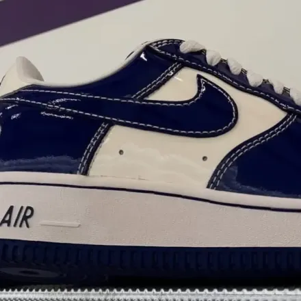 ニゴー × 高橋盾 × ナイキ エアフォース 1 ロー '01 "ラスト オージー 2" セイル/ロイヤル ブルー(IO8765-100)