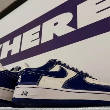 【海外5月発売予定】ニゴー × 高橋盾 × ナイキ エアフォース 1 ロー '01 "ラスト オージー 2" セイル/ロイヤル ブルー(IO8765-100)