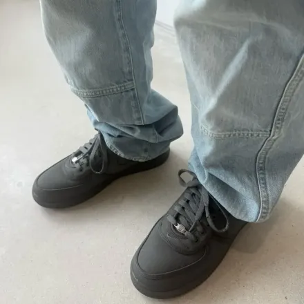 【2026年発売予定】チューン × ナイキ エアフォース 1 ロー "インサイド アウト" ダーク グレー/オリーブ