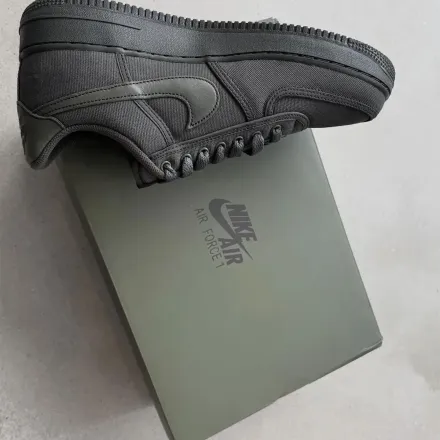 【2026年発売予定】チューン × ナイキ エアフォース 1 ロー "インサイド アウト" ダーク グレー/オリーブ