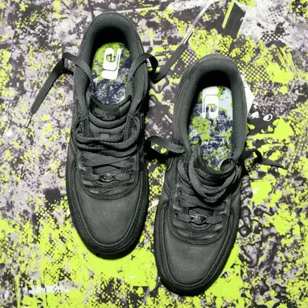 チューン × ナイキ エアフォース 1 ロー "ワードローブ アンロックド" ダーク グレー/オリーブ(IR5895-399)