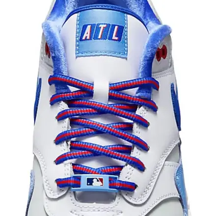 【海外4月23日発売予定】 ナイキ エアマックス1 "ブレーブス シティ コネクト" ホワイト/ハイパー ロイヤル/ダーク パウダー ブルー/スピード レッド(IQ2932-100)