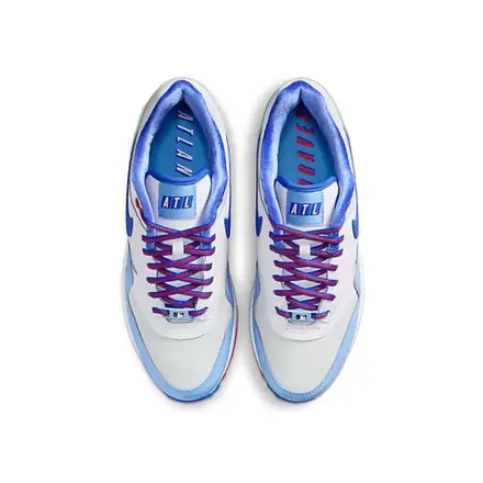 【海外4月23日発売予定】 ナイキ エアマックス1 "ブレーブス シティ コネクト" ホワイト/ハイパー ロイヤル/ダーク パウダー ブルー/スピード レッド(IQ2932-100)