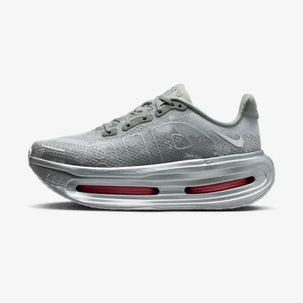 【国内5月2日発売予定】 ナイキ ウィメンズ ボメロ プレミアム ガイザーグレー/メタリックシルバー/ダークスチールグレー/ピーアニ(IQ0028-001)