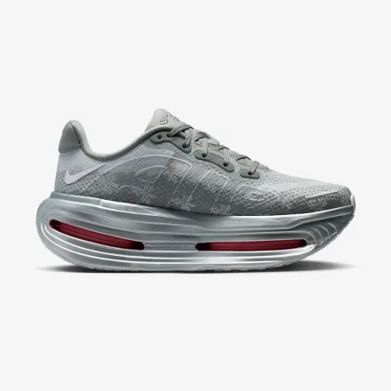 【国内5月2日発売予定】 ナイキ ウィメンズ ボメロ プレミアム ガイザーグレー/メタリックシルバー/ダークスチールグレー/ピーアニ(IQ0028-001)