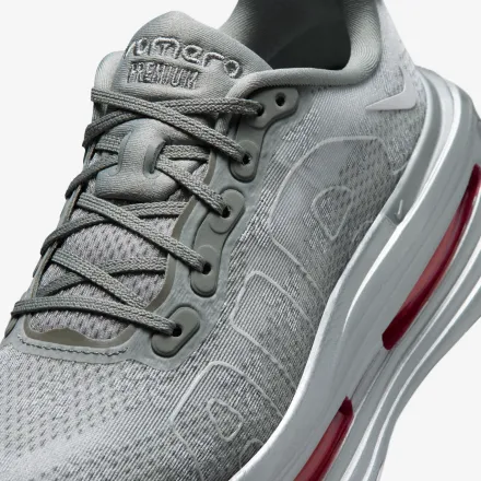 【国内5月2日発売予定】 ナイキ ウィメンズ ボメロ プレミアム ガイザーグレー/メタリックシルバー/ダークスチールグレー/ピーアニ(IQ0028-001)