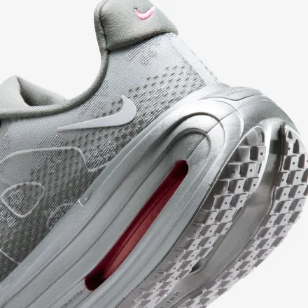 【国内5月2日発売予定】 ナイキ ウィメンズ ボメロ プレミアム ガイザーグレー/メタリックシルバー/ダークスチールグレー/ピーアニ(IQ0028-001)