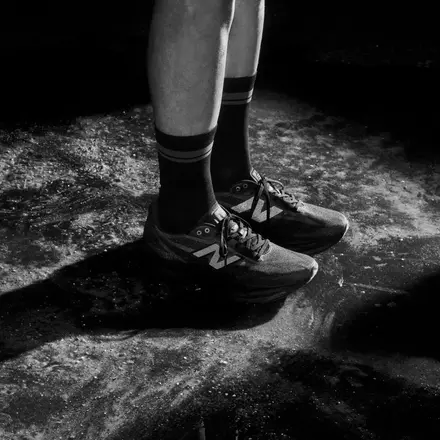 【国内4月23日発売予定】 ドーバー ストリート マーケット × ニューバランス フューエルセル SC エリート V5 ブラック/プラム(MRCEL4E8)