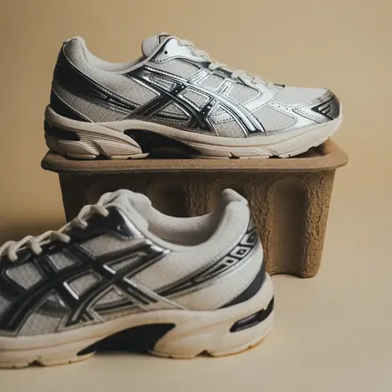  アシックス スポーツスタイル ゲル 1130 クリーム/キャリア グレー(1203A899-101)