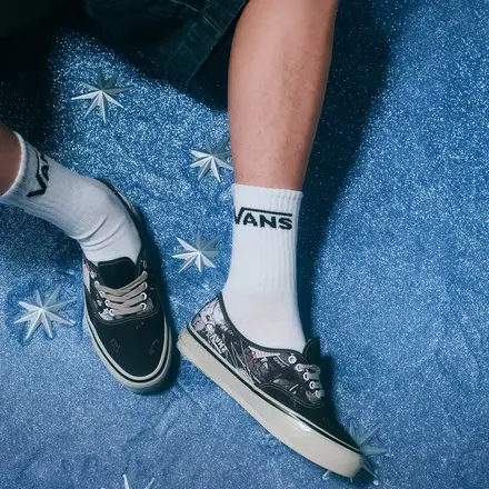 【国内4月24日発売開始】 ポップマート × ヴァンズ プレミアム オーセンティック 44 ディムー ブラック/トゥルー ホワイト(VN000EAK6BT)