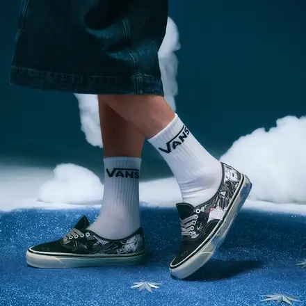 【国内4月24日発売開始】 ポップマート × ヴァンズ プレミアム オーセンティック 44 ディムー ブラック/トゥルー ホワイト(VN000EAK6BT)