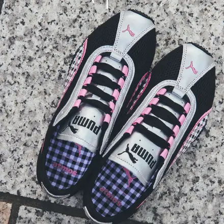 【国内5月2日発売予定】 アトモス ピンク × プーマ H-ストリート "ピクニック" プーマ ブラック/ピンク シマー(409798-01)