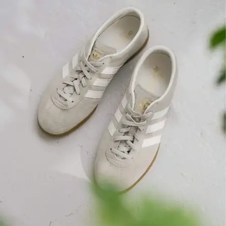 【国内先行予約/5月2日発売予定】スピックアンドスパン × アディダス オリジナルス ガゼル ロー プロ ワンダーベージュ/コアホワイト/ガム(KI0017)