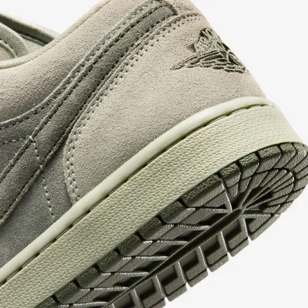 【国内4月27日発売開始】ナイキ ウィメンズ エアジョーダン 1 ロー SE スプルースフォグ/ジェイドストーン/カーゴカーキ(IR7327-304)