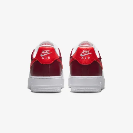 【国内4月27日発売開始】ナイキ ウィメンズ エア フォース 1 '07 ホワイト/ライトクリムゾン/メタリックゴールド/チームレッド(IR0872-101)