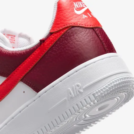 【国内4月27日発売開始】ナイキ ウィメンズ エア フォース 1 '07 ホワイト/ライトクリムゾン/メタリックゴールド/チームレッド(IR0872-101)