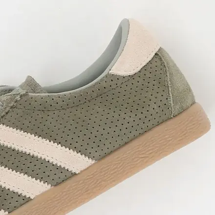 【国内先行予約/5月上旬発売予定】 アディダス オリジナルス タバコ オリーブ ストラータ/サンドストーン/ガム(IH9113)