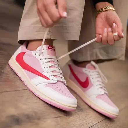 【海外5月22日発売予定】 トラヴィス・スコット × ナイキ エアジョーダン 1 ロー OG セイル/トロピカルピンク/シャイピンク/マスリン(IQ7604-101)