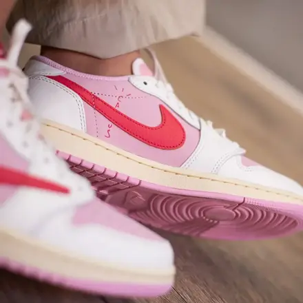 【海外5月22日発売予定】 トラヴィス・スコット × ナイキ エアジョーダン 1 ロー OG セイル/トロピカルピンク/シャイピンク/マスリン(IQ7604-101)