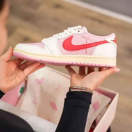 【海外5月22日発売予定】 トラヴィス・スコット × ナイキ エアジョーダン 1 ロー OG セイル/トロピカルピンク/シャイピンク/マスリン(IQ7604-101)