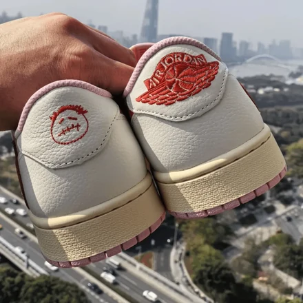 【海外5月22日発売予定】 トラヴィス・スコット × ナイキ エアジョーダン 1 ロー OG セイル/トロピカルピンク/シャイピンク/マスリン(IQ7604-101)