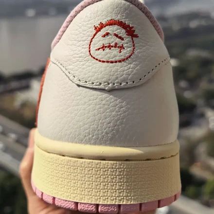 【海外5月22日発売予定】 トラヴィス・スコット × ナイキ エアジョーダン 1 ロー OG セイル/トロピカルピンク/シャイピンク/マスリン(IQ7604-101)