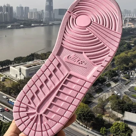 【海外5月22日発売予定】 トラヴィス・スコット × ナイキ エアジョーダン 1 ロー OG セイル/トロピカルピンク/シャイピンク/マスリン(IQ7604-101)