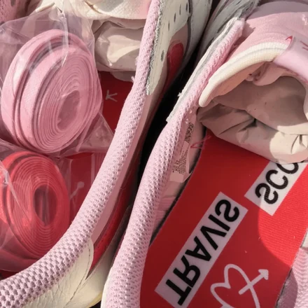 【海外5月22日発売予定】 トラヴィス・スコット × ナイキ エアジョーダン 1 ロー OG セイル/トロピカルピンク/シャイピンク/マスリン(IQ7604-101)