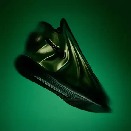 【海外5月9日発売予定】 ダックス オブ ア フェザー × ナイキ GT フューチャーメタリック グリーン/ゴールド/ブラック