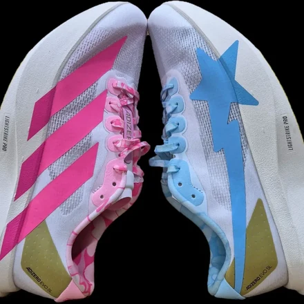 【海外6月1日発売予定】 ア ベイシング エイプ × アディダス アディゼロ エヴォ SL ピンク/ブルー/ゴールド(KJ5751)