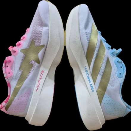 【海外6月1日発売予定】 ア ベイシング エイプ × アディダス アディゼロ エヴォ SL ピンク/ブルー/ゴールド(KJ5751)