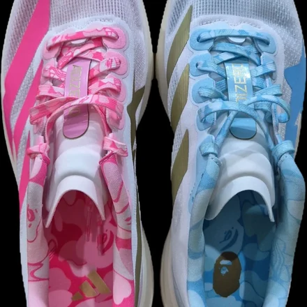 【海外6月1日発売予定】 ア ベイシング エイプ × アディダス アディゼロ エヴォ SL ピンク/ブルー/ゴールド(KJ5751)