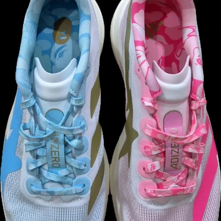 【海外6月1日発売予定】 ア ベイシング エイプ × アディダス アディゼロ エヴォ SL ピンク/ブルー/ゴールド(KJ5751)