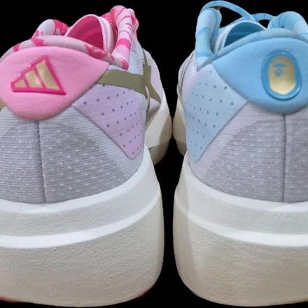 【海外6月1日発売予定】 ア ベイシング エイプ × アディダス アディゼロ エヴォ SL ピンク/ブルー/ゴールド(KJ5751)